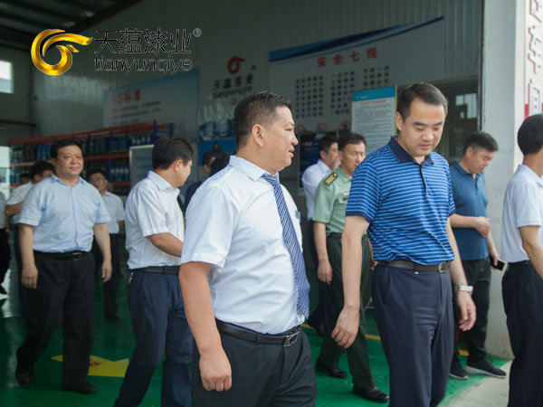 嘉祥縣縣委書記周生宏，視察天蘊漆業(yè)公司