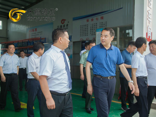 嘉祥縣縣委書記周生宏，視察天蘊漆業(yè)公司