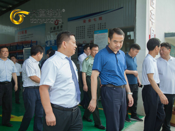 嘉祥縣縣委書記周生宏，視察天蘊漆業(yè)公司