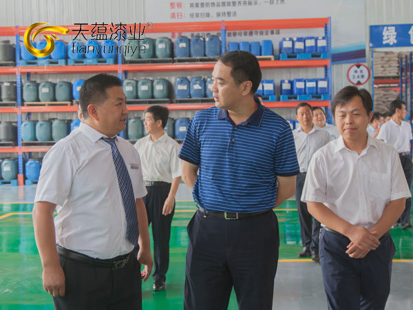 嘉祥縣縣委書記周生宏，視察天蘊漆業(yè)公司