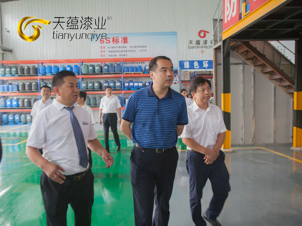 嘉祥縣縣委書記周生宏，視察天蘊漆業(yè)公司