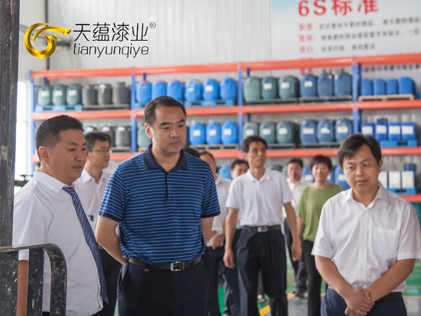 嘉祥縣縣委書記周生宏，視察天蘊漆業(yè)公司